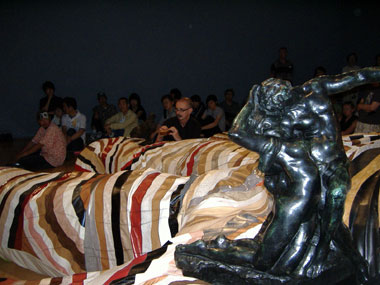 Danny McCarthy: , Listen out loud , 2007, performance shot, Hyogo Prefectural Museum, Kobe (sculpture by Yukinori Yamamura); courtesy the artist